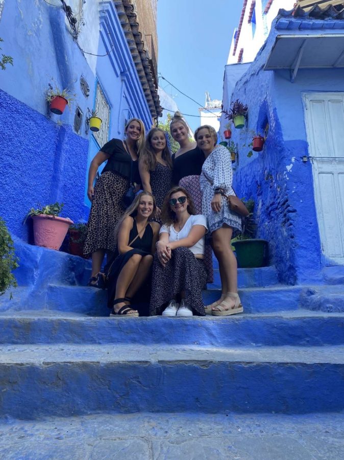 A group of UNE students posing in an alleyway of Chefchaouen